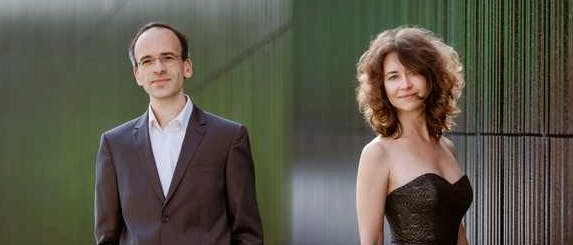 Das Foto zeigt das Klavierduo Anna Zassimova und Christophe Sirodeau.