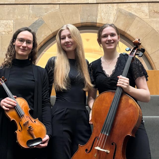 Das ADULARIA TRIO
Felicitas Marxer, Violine - Leonie Harrer, Violoncello - Mariia Lychana, Klavier
errang diese Woche den 2. Preis beim Kammermusik-Wettbewerb 2026 des Leopold Mozart College of Music Augsburg.
Am Samstag 13. Juni um 16 Uhr sind sie in der Erich-Schickling-Stiftung Eggisried zu erleben mit Werken der Romantik.
@lmc_uni_augsburg
@leonieharrercello
#erichschickling #schicklingstiftung #erichschicklingstiftung #ottobeuren #günztal #unterallgäu #kunststiftung #architektur #natur #allgaeutourist #kunst #veranstaltungen #konzerte
#KlassischeMusik #Musikgenuss
#allgäuliebe #ausflugstipps