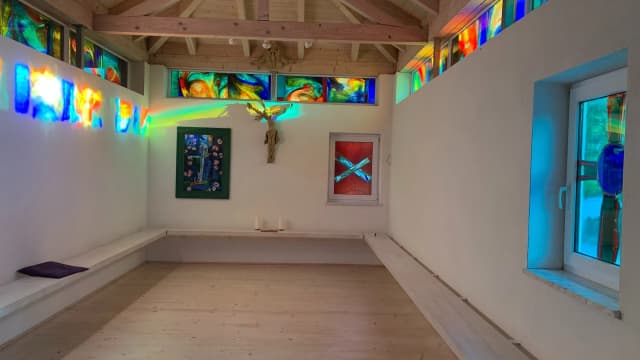 Meditationsraum der Erich-Schickling-Stiftung im Abendlicht. Glasfenster und Hinterglasbild von Erich Schickling.
#erichschickling #schicklingstiftung #erichschicklingstiftung #ottobeuren #günztal #kunststiftung #architektur #philosophie #mythologie #natur #allgaeutourist #religion #kunst #malerei #mystik #theologie #dichtung #veranstaltungen #konzerte #hinterglasmalerei #glasmalerei #glasfenster #dichtung